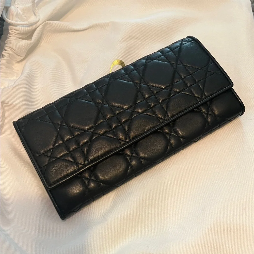 FLASH SALE🔥🔥BEAUTIFUL💕GUC CHRISTIAN DIOR WALLET W/DIOR box & DIOR dust bag💗